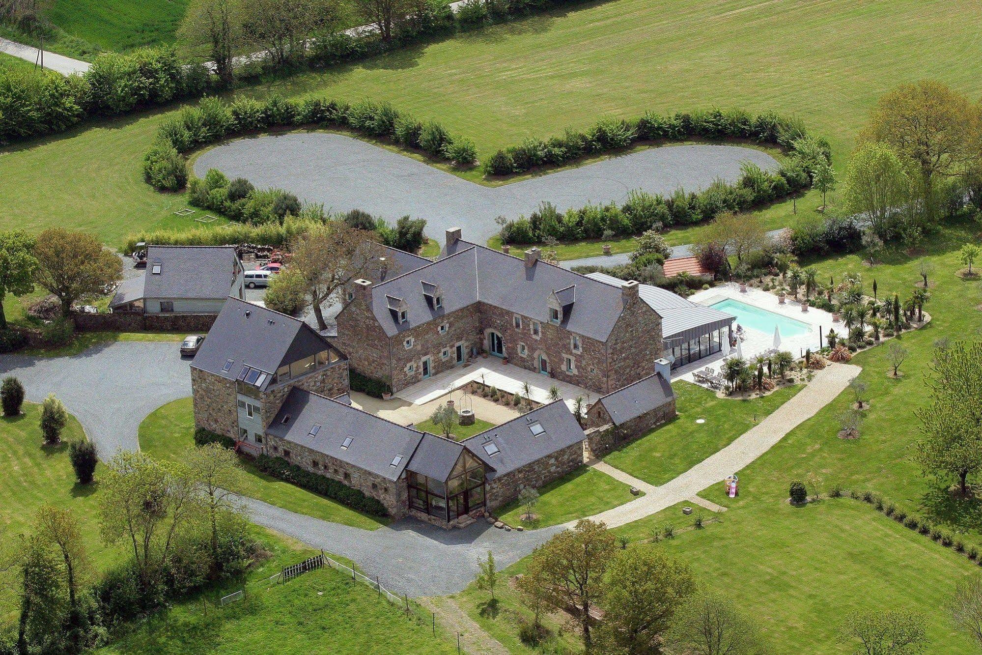 Domaine De Kermodest Hotell Quemper-Guézennec Exteriör bild